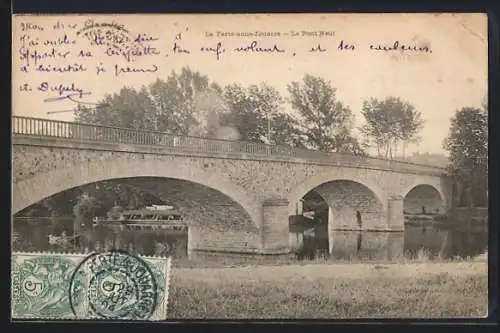 AK La Ferté-sous-Jouarre, Le Pont Neuf au-dessus de la rivière avec des arbres en arrière-plan