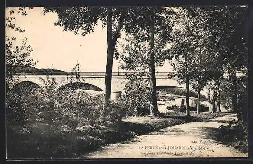 AK La Ferté-sous-Jouarre /S.-et-M., Le pont et chemin bordé d`arbres