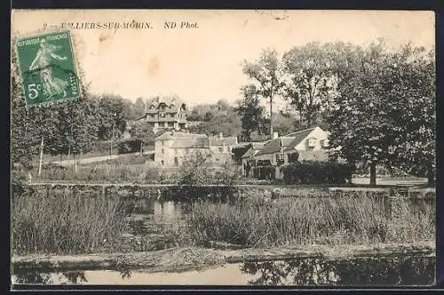 AK Villiers-sur-Morin, Vue du village avec étang et maisons entourées d`arbres