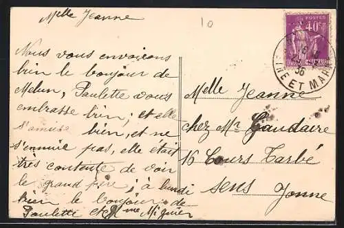 AK Melun, Place St-Jean avec fontaine et passants