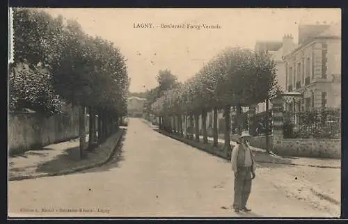AK Lagny, Boulevard Foch-Vernois avec un homme posant au milieu de la rue bordée d`arbres
