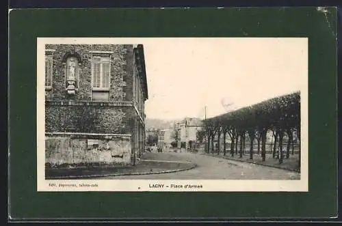 AK Lagny, Place d`Armes avec bâtiments et arbres alignés