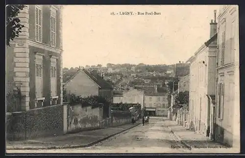 AK Lagny, Rue Paul-Bert avec vue sur les maisons et colline en arrière-plan