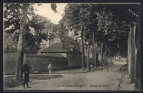 AK Le Grand-Fossard, Route de Paris avec arbres et passants