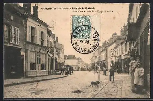 AK Nangis /Seine-et-Marne, Rue de la Poterie avec passants et chien