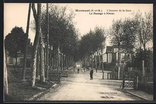AK Mormant /S.-et-M., L`Avenue de la Gare, Le Passage à Niveau