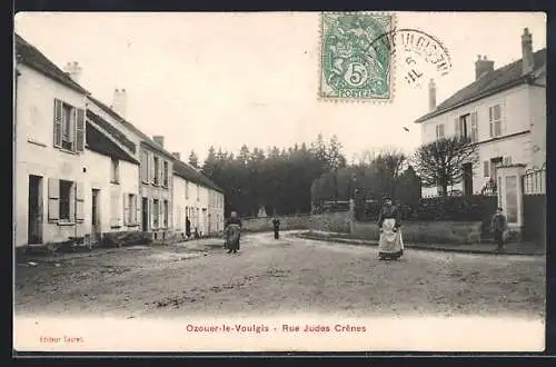 AK Ozouer-le-Voulgis, Rue Judes Crènes avec habitants en promenade