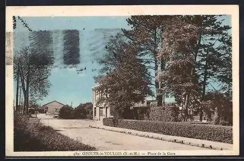 AK Ozouer-le-Voulgis /S.-et-M., Place de la Gare