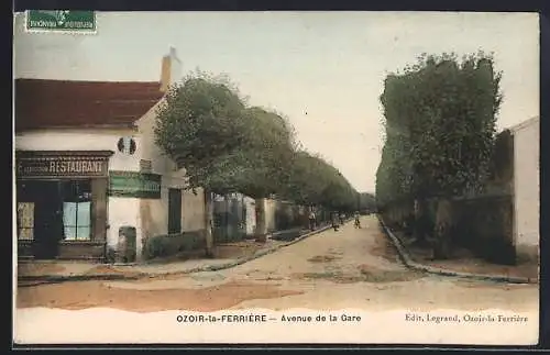 AK Ozoir-la-Ferrière, Avenue de la Gare et restaurant à gauche