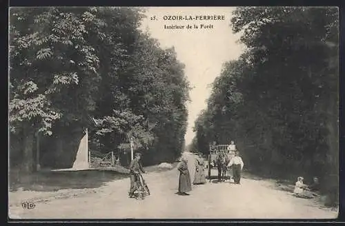 AK Ozoir-la-Ferrière, Intérieur de la Forêt mit Menschen und Pferdekutsche auf einem Waldweg