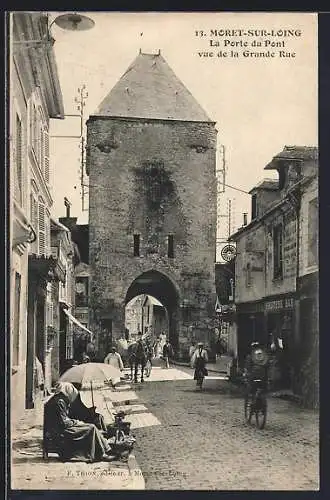 AK Moret-sur-Loing, La Porte du Pont vue de la Grande Rue
