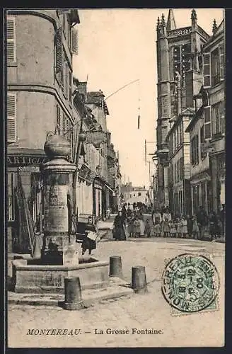 AK Montereau, La Grosse Fontaine et rue animée vers l`église
