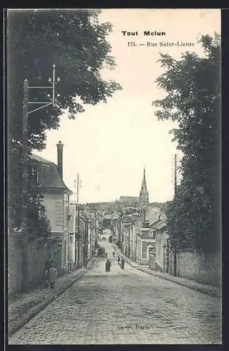 AK Melun, Rue Saint-Liesne avec vue sur l`église au loin