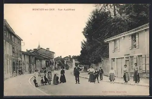 AK Montier-en-Der, Rue Audiffred animée avec des villageois et des maisons en perspective