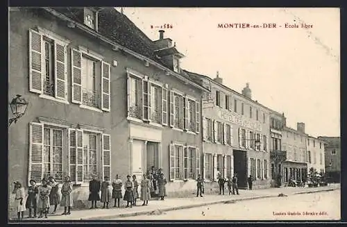 AK Montier-en-Der, École libre et rue animée avec des enfants devant l`Hôtel des Voyageurs