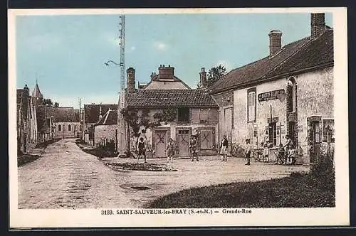 AK Saint-Sauveur-les-Bray /S.-et-M., Grande-Rue animée avec habitants et bâtiments historiques