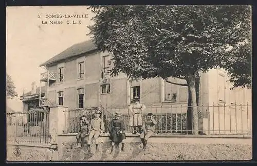 AK Combs-la-Ville, La Mairie avec des habitants devant le bâtiment