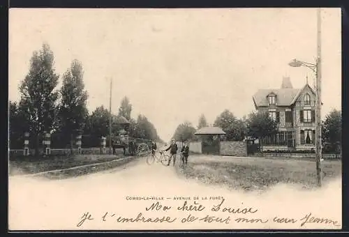 AK Combs-la-Ville, Avenue de la Forêt avec une maison bourgeoise et une charrette sur la route