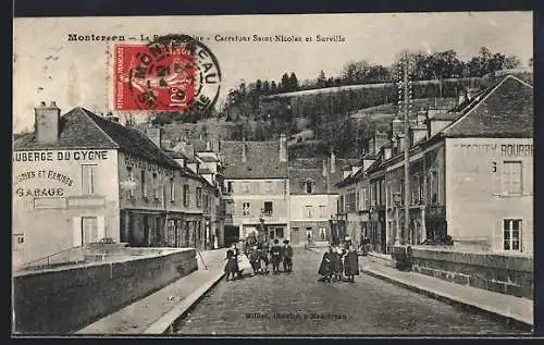 AK Montereau, Carrefour Saint-Nicolas et Sarville avec auberge et passants