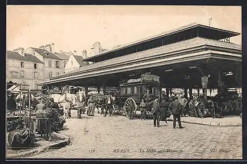 AK Meaux, La Halle aux fromages animée avec calèches et passants