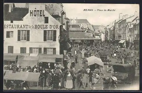 AK Meaux, Place du Marché animée avec l`Hôtel-Restaurant de la Boule d`Or et étals de marché