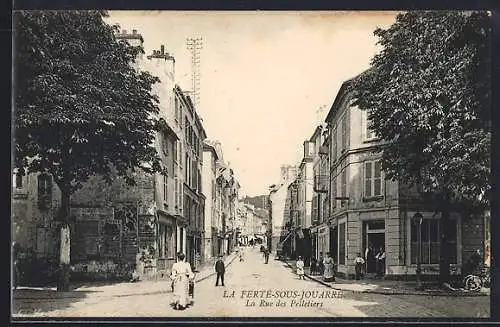 AK La Ferté-sous-Jouarre, La Rue des Pelletiers avec passants et arbres ombrageant la rue