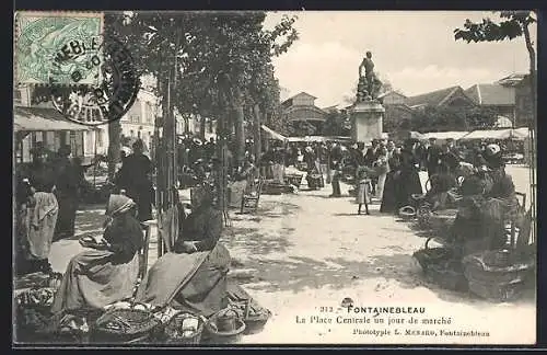 AK Fontainebleau, La Place Centrale un jour de marché