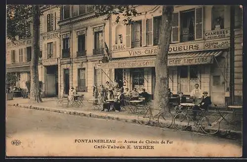 AK Fontainebleau, Avenue du Chemin de Fer, Café-Tabacs E. Weber avec des clients en terrasse
