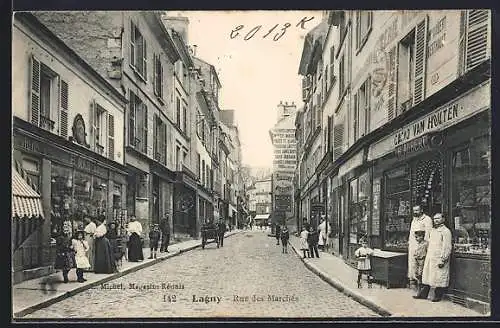 AK Lagny, Rue des Marchés animée avec passants et commerces