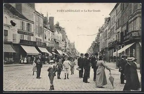 AK Fontainebleau, La Rue Grande animée avec passants et boutiques