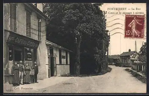 AK Ponthierry, La Rue des Cités et le passage à niveau