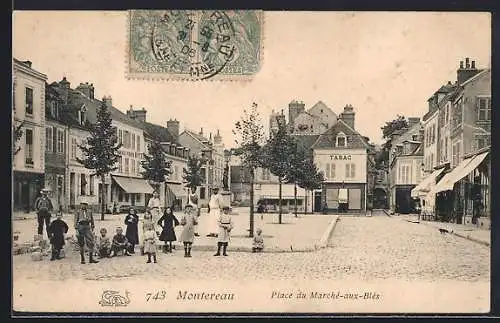 AK Montereau, Place du Marché-aux-Blés animée avec enfants et bâtiments historiques