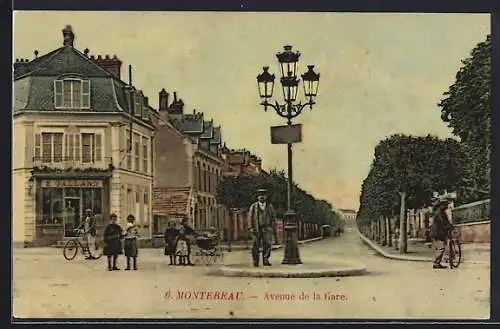 AK Montereau, Avenue de la Gare avec passants et vélos