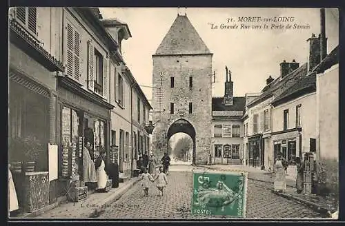 AK Moret-sur-Loing, La Grande Rue vers la Porte de Samois