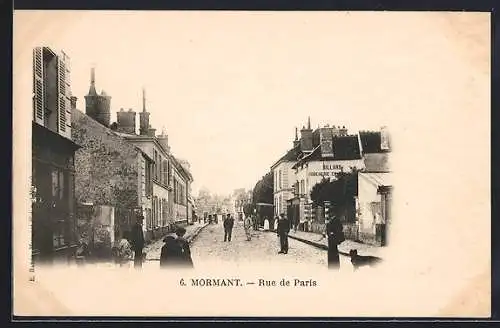 AK Mormant, Rue de Paris avec passants et maisons en perspective