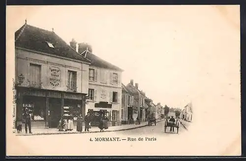AK Mormant, Rue de Paris avec scènes de rue animées et commerces