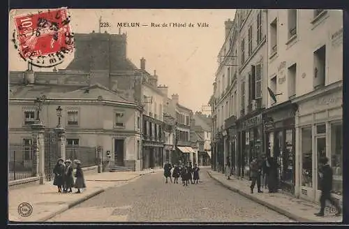 AK Melun, Rue de l`Hôtel de Ville avec passants et boutiques