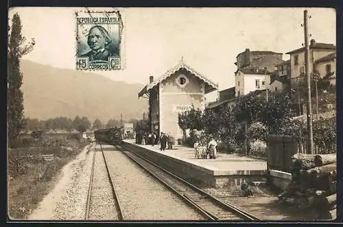 Foto-AK Pravia, Einfahrende Eisenbahn im Bahnhof