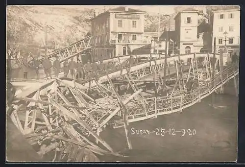Foto-AK Susak, Soldaten auf einer zerstörten Brücke