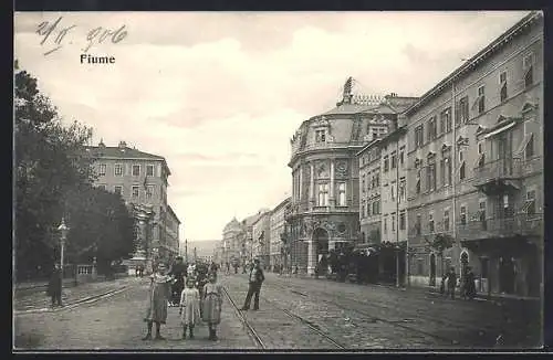 AK Fiume, Strassenpartie mit Passanten