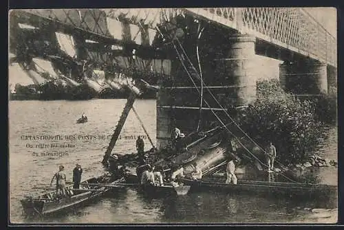 AK Les Ponts-de-Cé, Catastrophe 1907, On retire les restes du mécanicien, Eisenbahnkatastrophe