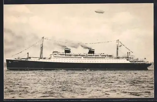 AK Passagierschiff SS Manhattan auf See, Zeppelin