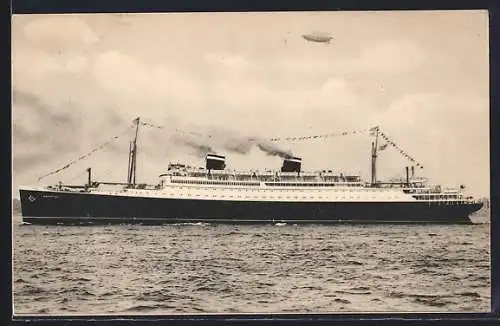 AK Passagierschiff SS Manhattan auf See, Zeppelin