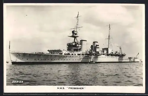 AK Kriegsschiff HMS Frobisher ankert bei ruhiger See