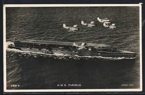 AK Kriegsschiff H.M.S. Furious in voller Fahrt mit Flugzeugen über sich
