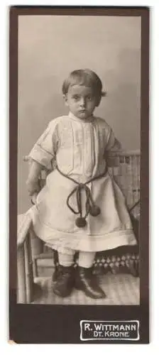 Fotografie R. Wittmann, Dt. Krone / Westpreussen, Kind in traditioneller Kleidung