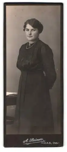 Fotografie A. Steiner, Haag /Obb., Frauenportrait in elegantem Kleid