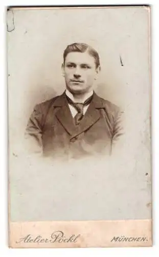Fotografie Atelier Pöckl, München, Kaufingerstr. 21, Porträt eines jungen Mannes
