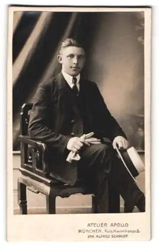 Fotografie Atelier Apollo, München, Maximilianstrasse 6, Porträt eines jungen Mannes