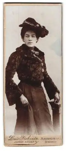 Fotografie Louis Frohwein, Mannheim, Breitestrasse, Elegante Dame mit Hut